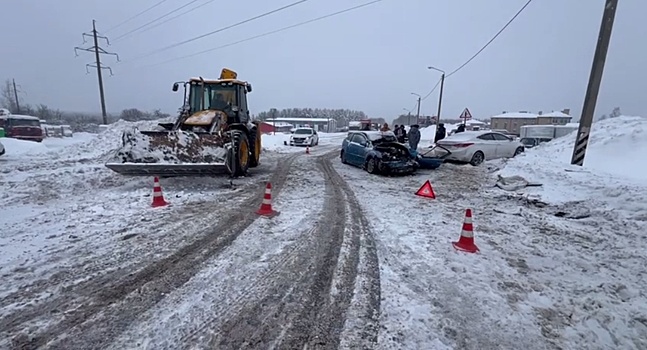 Легковушка столкнулась с трактором в Нижегородской области: есть пострадавшие
