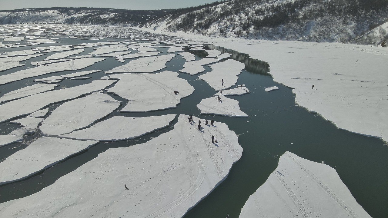 Треснувшие льдины унесли более 20 рыбаков от берега магаданской бухты