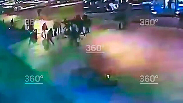 В Москве мигранты избили пятерых судебных приставов: кадры с камеры видеонаблюдения