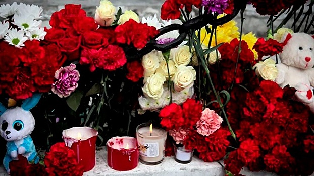 Украинцы несут цветы к посольству РФ в Киеве в память о жертвах катастрофы в Шереметьево