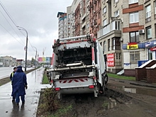 В центре Омска машина мусорного регоператора разворотила газон