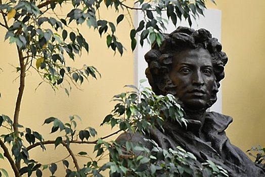 Памятник Пушкину переехал с улицы Молчановка в Москве в усадебный сад музея поэта