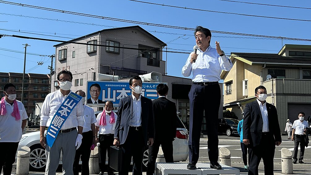 Бывший премьер-министр Японии Синдзо Абэ во время предвыборной кампании на улице в городе Ниихама, июнь 2022 год