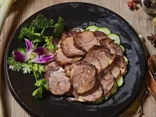 Эскалопы из индейки со сливочным шпинатом: ресторанное блюдо за 30 минут