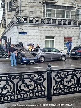 Автомобиль перевернулся на крышу в жестком ДТП в Новокузнецке