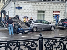 Автомобиль перевернулся на крышу в жестком ДТП в Новокузнецке