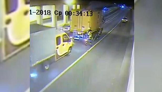 Дорожный рабочий угодил под колеса джипа после ДТП в московском тоннеле