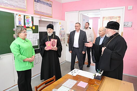 Сарапульская епархия подарила сельской школе Библию