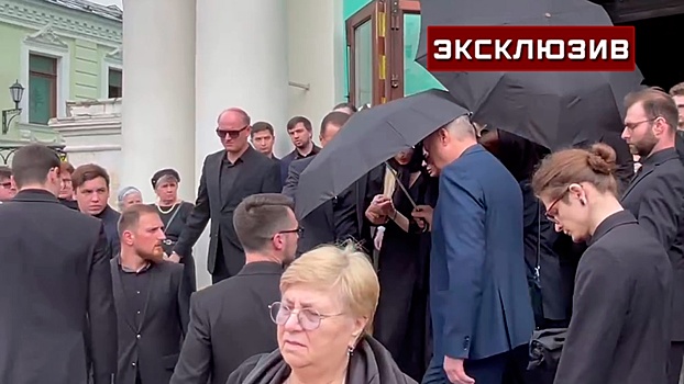 Певицу Гурцкую вывели под руки с церемонии прощания с мужем