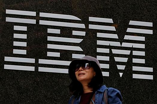 Чистая прибыль IBM упала в два раза
