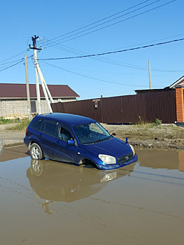 В Чигирях в гигантскую яму попало несколько автомобилей