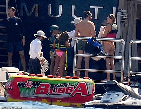 Джиджи Хадид сфотографировали на яхте с Брэдли Купером и его дочкой от Ирины Шейк: что смутило пользователей Сети?