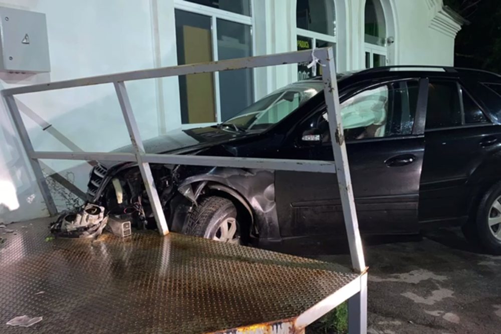 В Башкирии пьяный водитель въехал в здание, уходя от погони