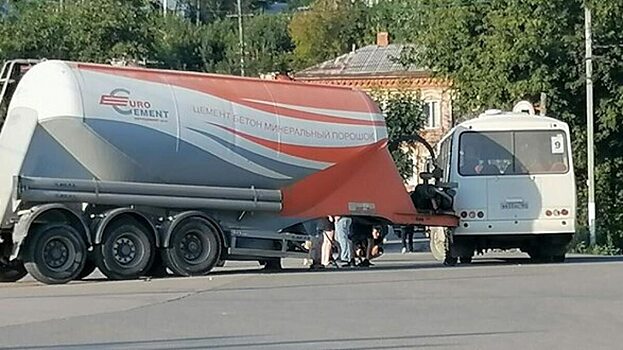 Под Саратовом цистерна цементовоза оторвалась и протаранила автобус с пассажирами