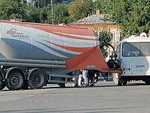 Под Саратовом цистерна цементовоза оторвалась и протаранила автобус с пассажирами