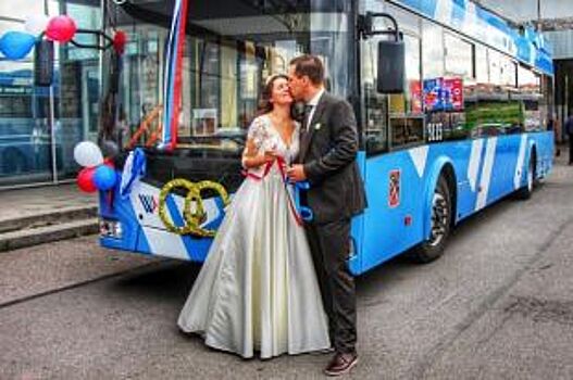 Петербуржцы отправились в ЗАГС на свадебном троллейбусе