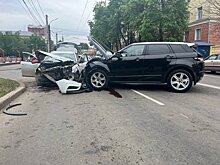 На Московской «Лада Веста» и «Рейндж Ровер» перекрыли дорогу