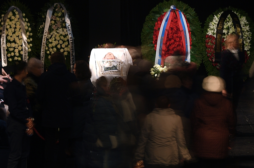 Гроб с телом актера установлен на сцене, рядом - родные Караченцова и его коллеги. Звучат самые известные песни в исполнении артиста