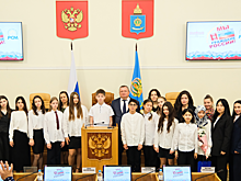 Председатель Думы Астраханской области Игорь Мартынов вручил первые паспорта 11 юным астраханцам в преддверии Дня Конституции РФ