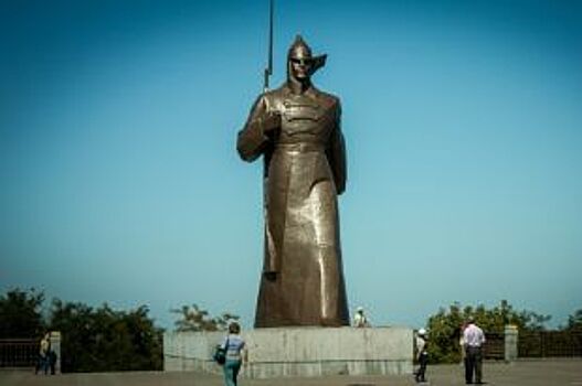 Пьяный ставрополец рухнул с 8-метрового мемориала «Солдат» в центре города