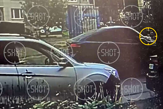 Telegram-канал Shot выложил видео поджога BMW X6 замначальника Генштаба ВС РФ