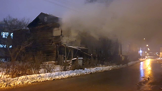 В Вологде сгорел расселенный деревянный дом на Пречистенской набережной