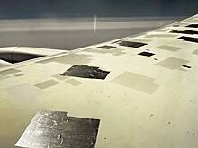 Пассажир заметил на крыле самолета отклеивающуюся изоленту и пришел в ужас