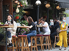 Новые ограничения в Петербурге, летние веранды в Москве. Главное о коронавирусе за 8 июля