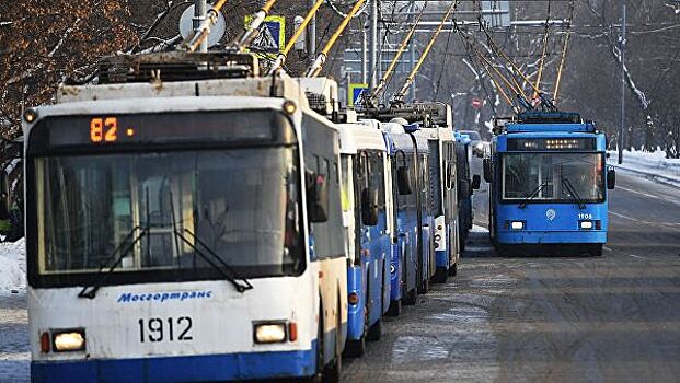 В Хабаровске оштрафовали подростка, катавшегося на крыше троллейбуса