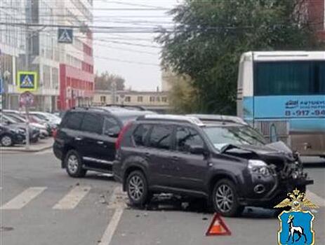 Женщина пострадала в ДТП с Toyota Land Cruiser и Nissan в центре Самары