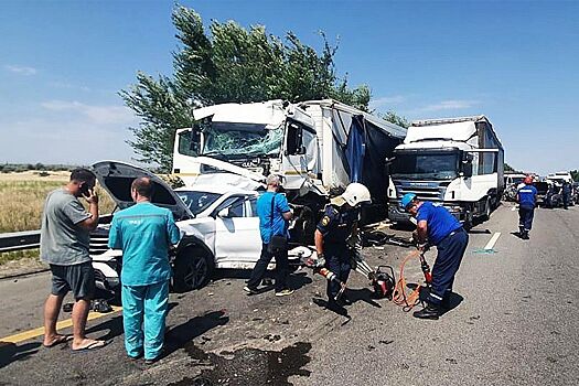 Девять автомобилей столкнулись в Ростовской области, есть погибшие