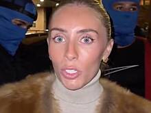 Скандальная порнозвезда Бонни Блю прикрыла зад флагом выславшей ее страны