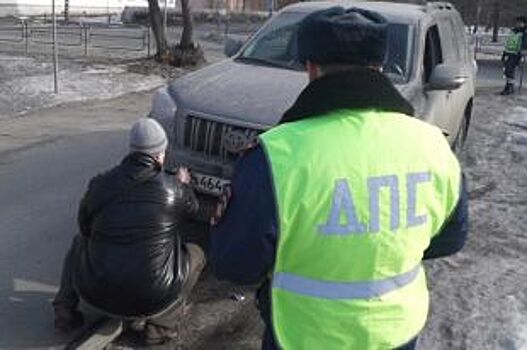 Инспекторы ГИБДД будут штрафовать водителей Красноярска за грязные номера