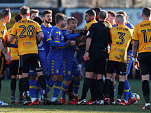 Нападающий «Лидса» дисквалифицирован на шесть матчей за плевок в соперника