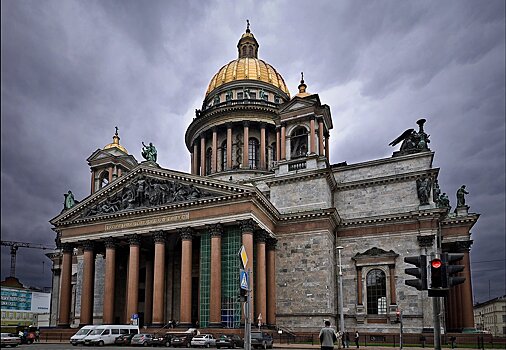 В Петербурге разрешили обследовать колоннаду Исаакиевского собора