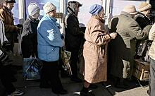 Цинизм и кощунство: В Новгороде пенсионеры в многолюдной толпе стояли в очереди за продуктами