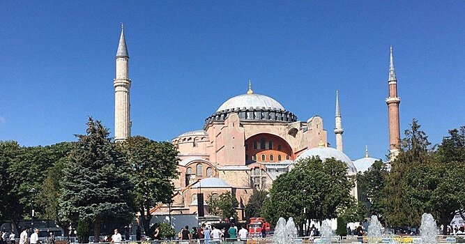Anadolu: (Турция): русская путешественница, живущая в Стамбуле, десять лет знакомит русских с Турцией и турецкими сериалами