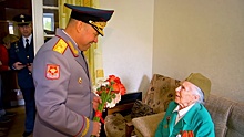 Сюрприз для ветеранов: в Екатеринбурге военнослужащие поздравили с Днем Победы фронтовиков
