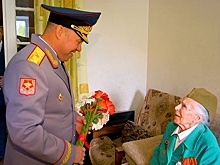 Сюрприз для ветеранов: в Екатеринбурге военнослужащие поздравили с Днем Победы фронтовиков