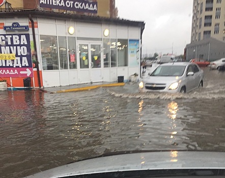 Затопленные дороги, тротуары, дворы и подъезды: смотрим, как тюменцы пережили вчерашний дождь