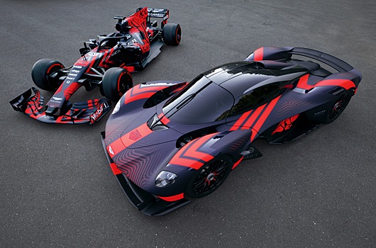 Aston Martin Valkyrie впервые показали в движении