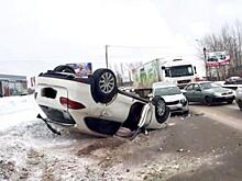 В Кирове автомобиль снес знак и перевернулся в сугроб