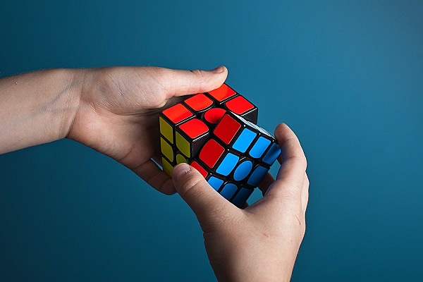 Зачем Эрно Рубик придумал знаменитый кубик