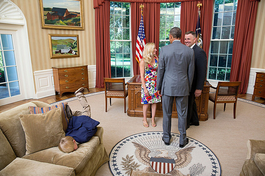 Обама с уходящим в отставку агентом Секретной службы США, его женой и их сыном в Овальном кабинете Белого дома, июнь 2014