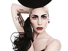 Роскошна! Леди Гага снялась для журнала с розами-пулями на груди