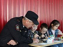 Сотрудники полиции Самарской области совместно с общественниками поздравили юных жителей региона с наступающим праздником