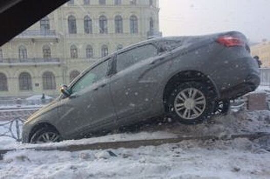 «Лада» застряла на поребрике у Поцелуева моста в Петербурге