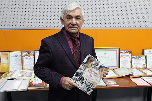 Анапскому краеведу Валерию Валиеву преподнесли «золотой» портрет в честь 80-летия