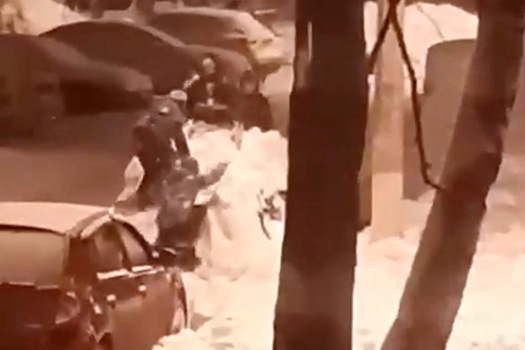 В Подмосковье дети устроили горку из заваленной снегом машины