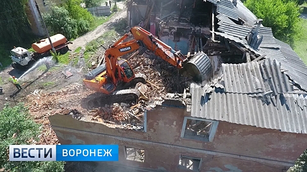 В Воронеже «сталинка» на улице Димитрова пошла под ковш экскаватора